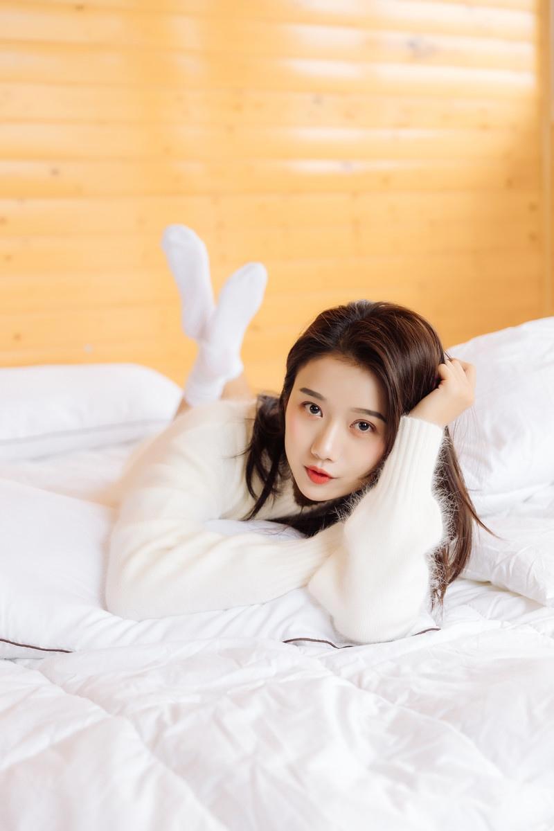 亮着红灯笼的小年