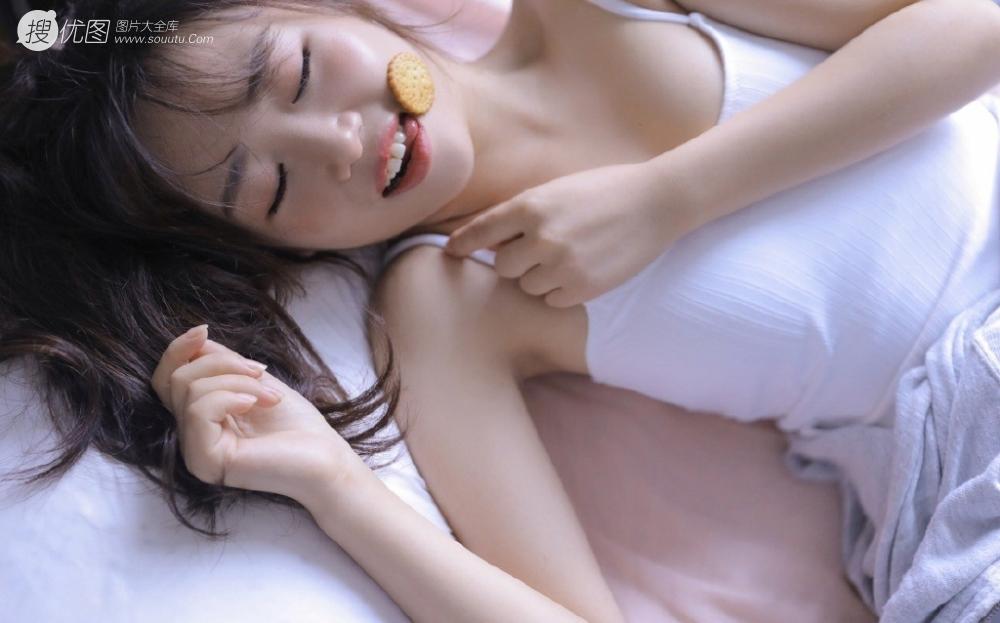 背着男友在和别的男人给她吞下白色的东西