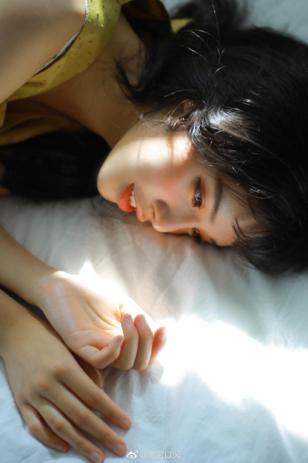 那个丫头被烧死后,屋子里躺了两副人皮寿衣