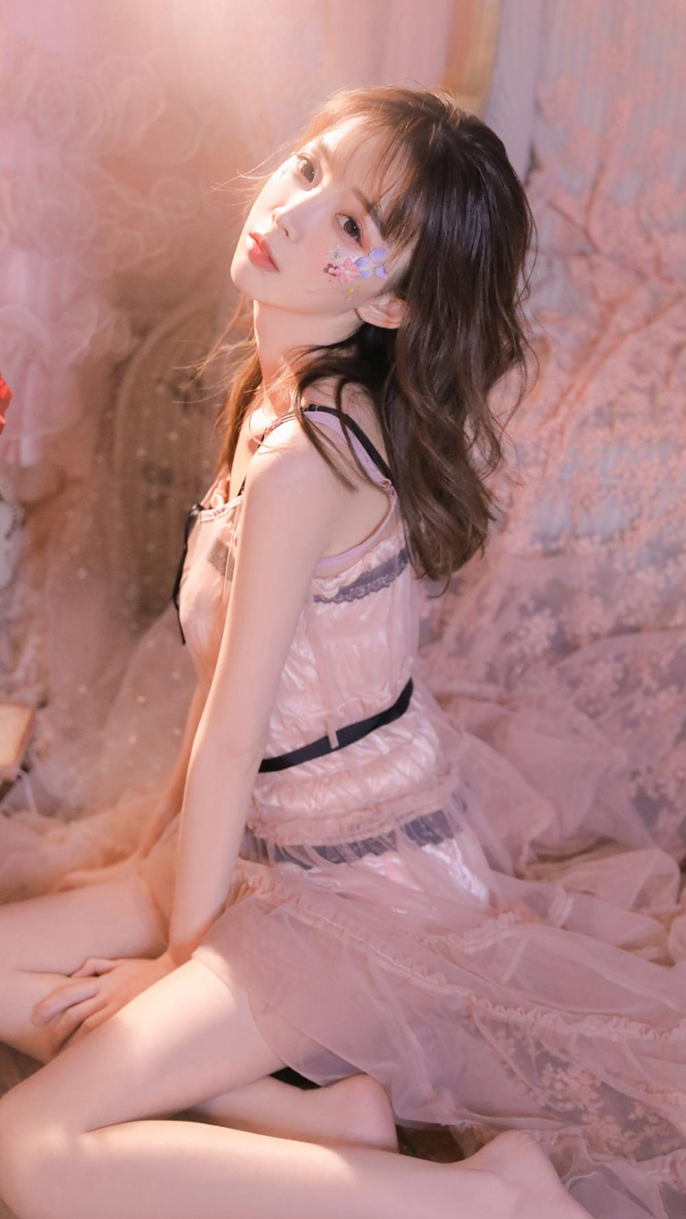 卖笑为生的女子：谁解那颗滴泪的心