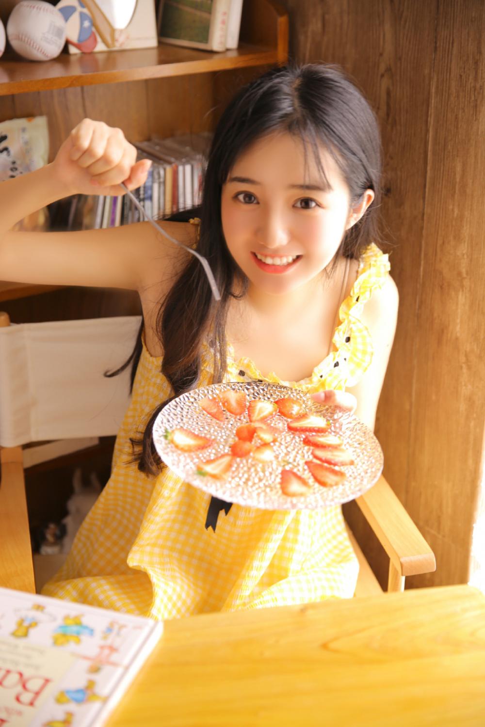 护花狂龙 我将妹妹压倒在床上拼命吮吸她草莓味的小内内