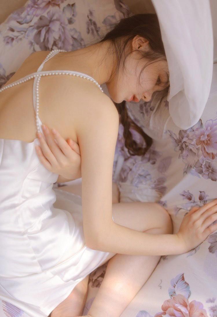 主任办公室的娇踹声 教务主任迷奸女老师的激情性爱过程(图文)