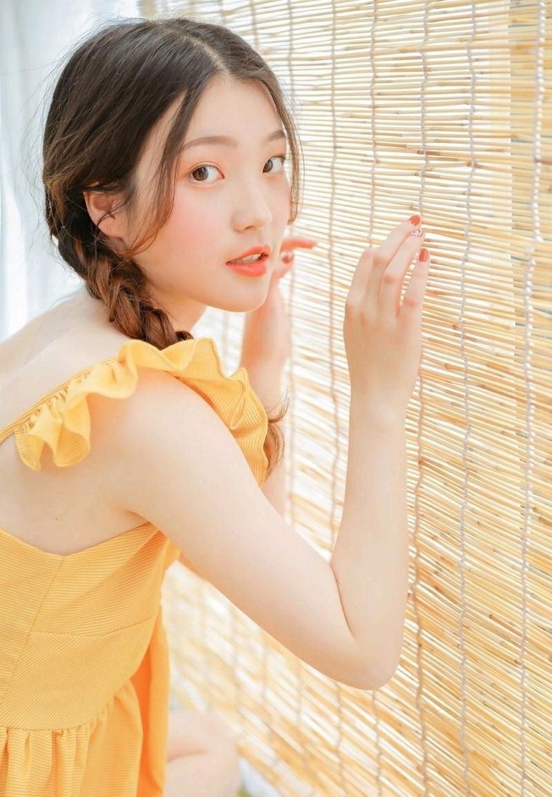 老公玩哥们儿的老婆，被当众啪啪啪一顿揍