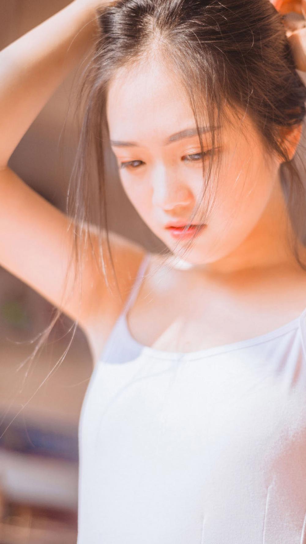 那个夜晚，我被男同桌拖到黑房子里扯下了裤子