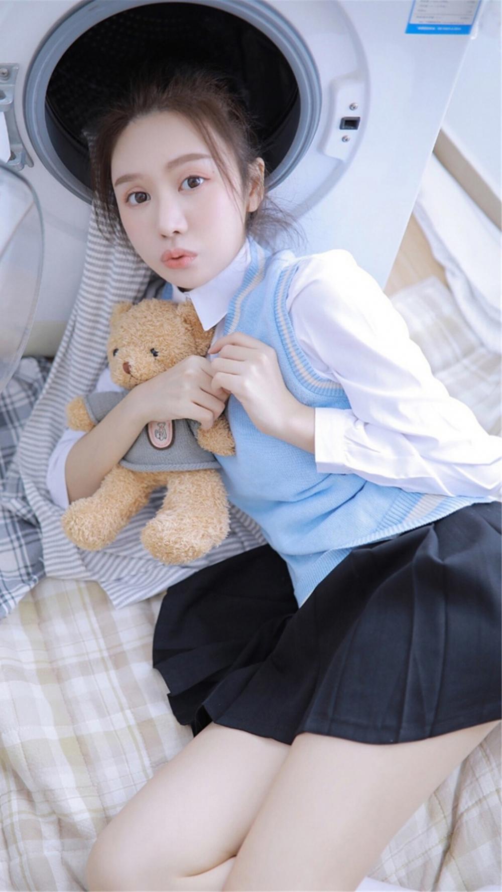 勇敢爱补袜子的女孩