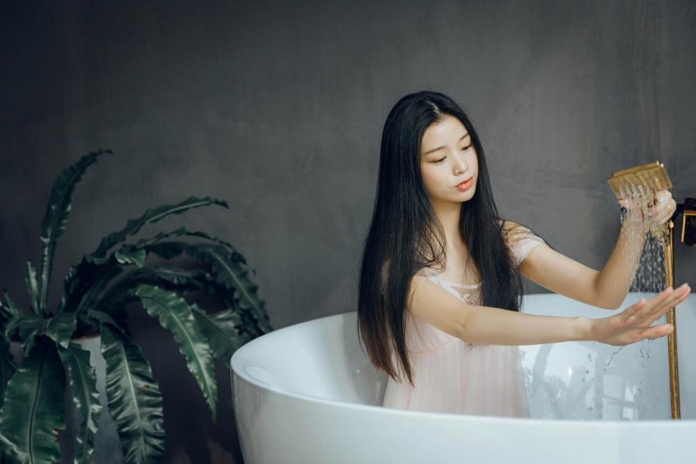 公交车上的咸猪手 紧身衣女友被摸得很享受