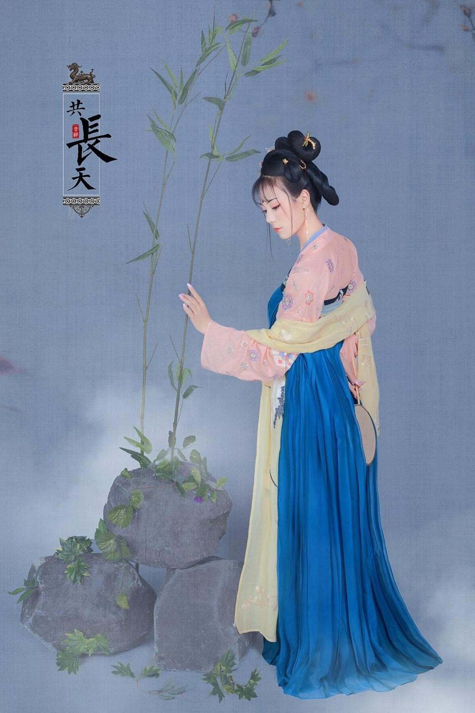 我把婶婶睡了 握住我的巨大在她下体套弄