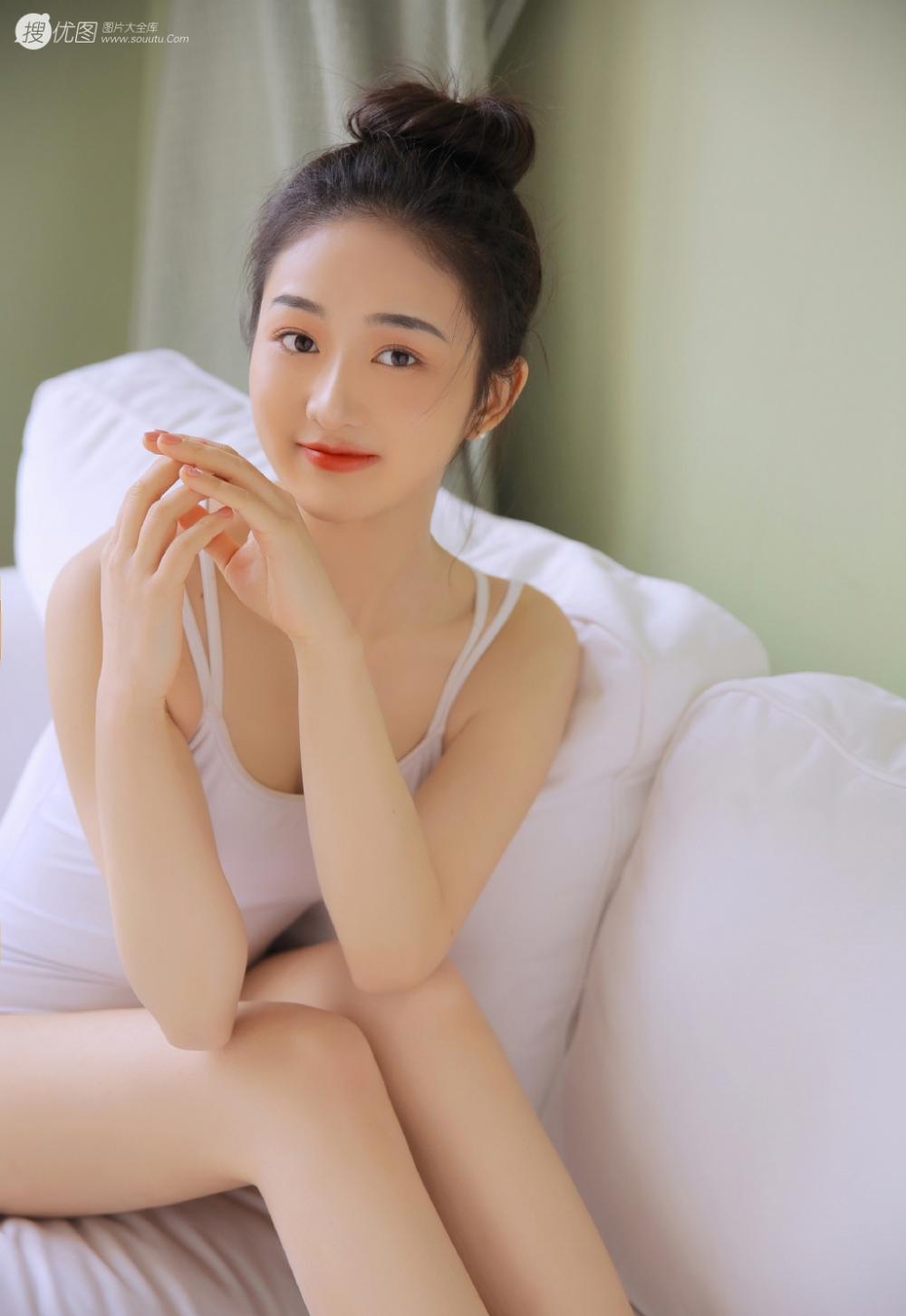 撞见老公把小三压在沙发上