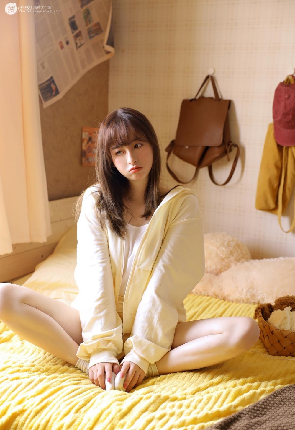 暧昧的颜色逐渐转绿 电梯间里他一把扯开我老婆的吊带
