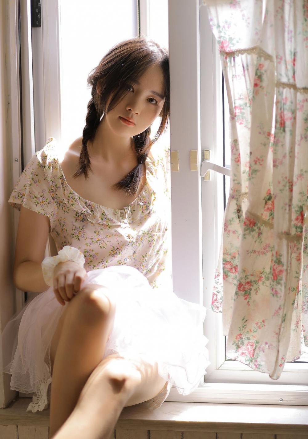 明烛是非瘦，固写连灯冷