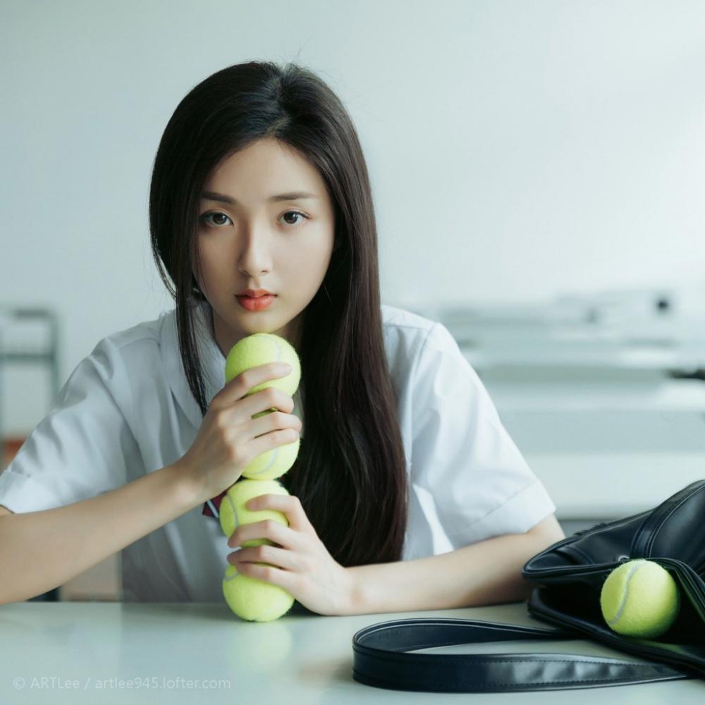 被粗暴扒开双腿猛进入，看着老公和女人开房激情