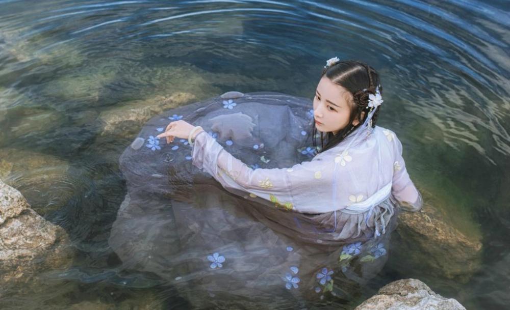 情感口述:意外发现老婆以前是做小姐的 酒店里被几个男人轮流玩