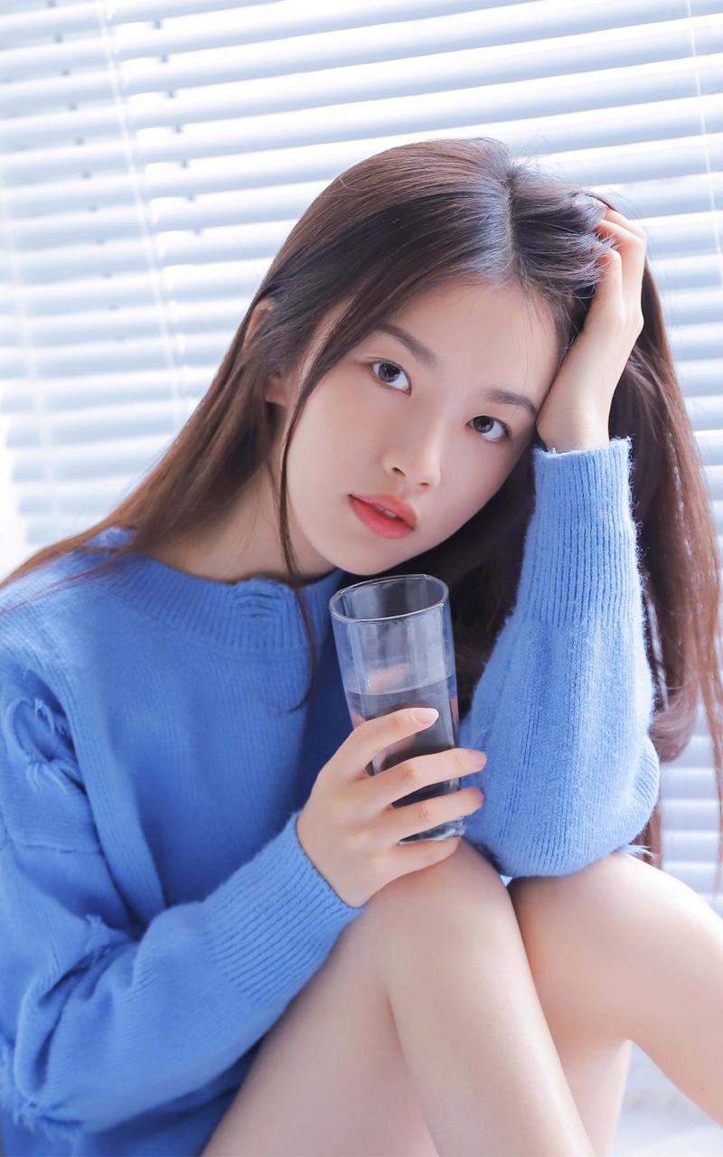 我和阿姨的女儿 表妹跪在我面前帮我解开拉链