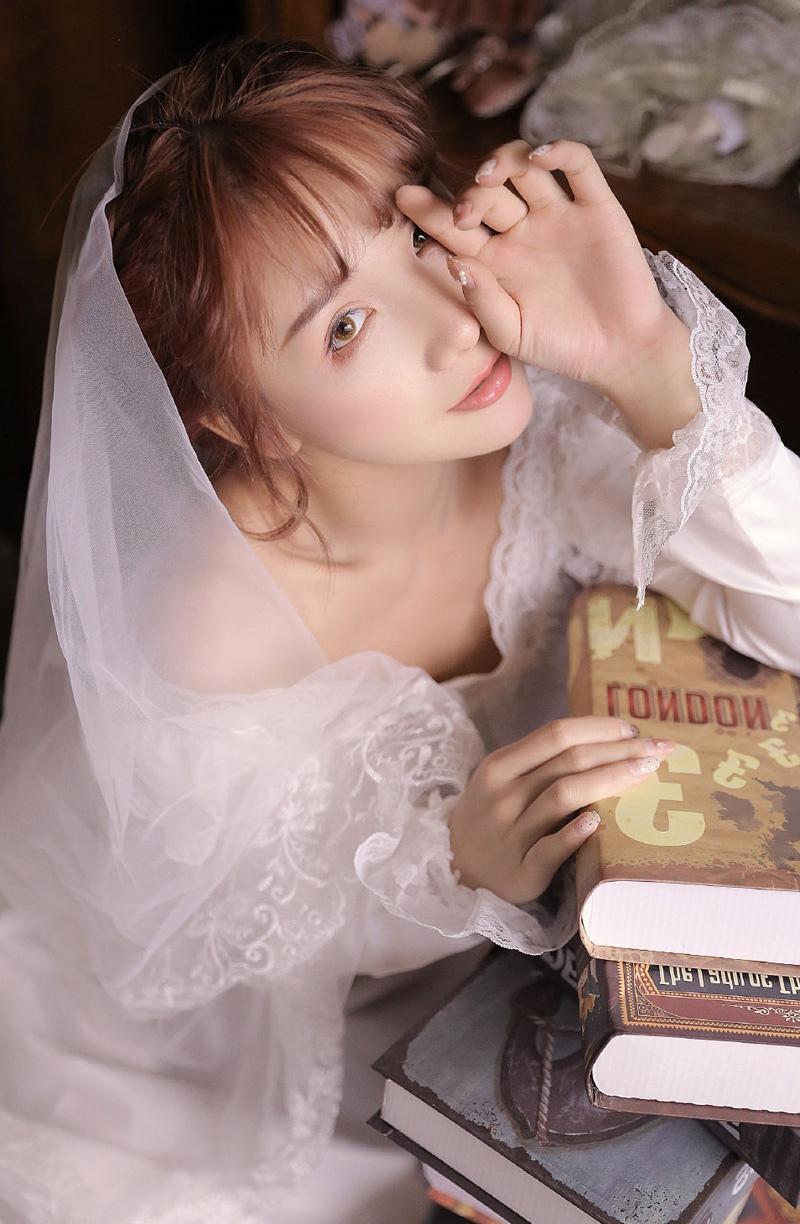 用嘴给男主人接尿　主人惩罚不乖奴儿  含着他那个玩意