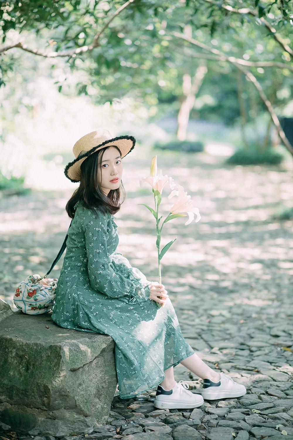 在厨房从后面抱住了她 挺进她的心后我沉迷了