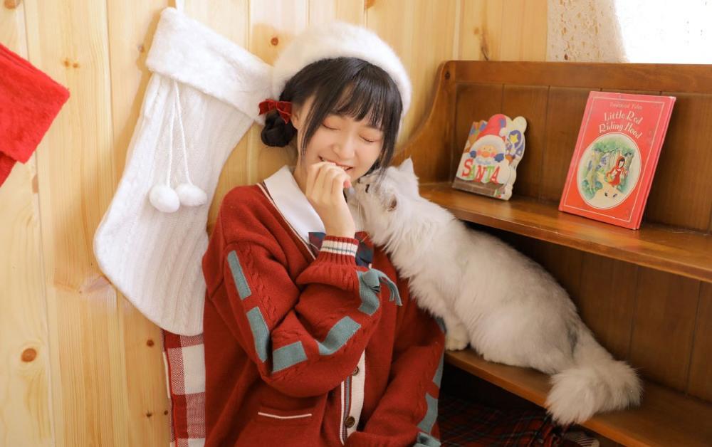 被粗暴扒开双腿猛进入，看着老公和女人开房激情