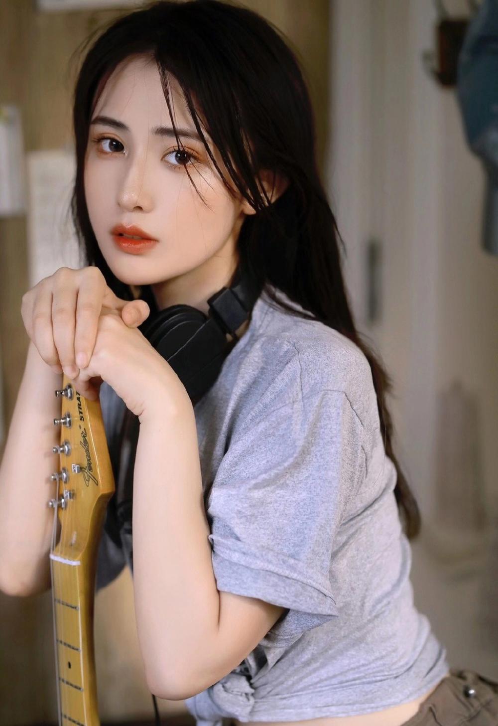 乖全部吃进去就不疼了 她白白嫩嫩的皮肤加上高挑的身材让我欲罢