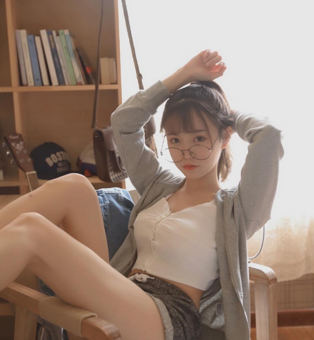 农村光棍和漂亮媳妇 那夜他支开儿子强行将我抱上床