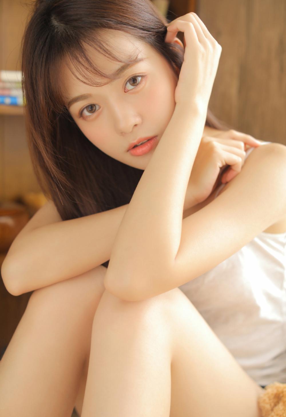 和男友正要亲热却被暗恋他的女同事打断