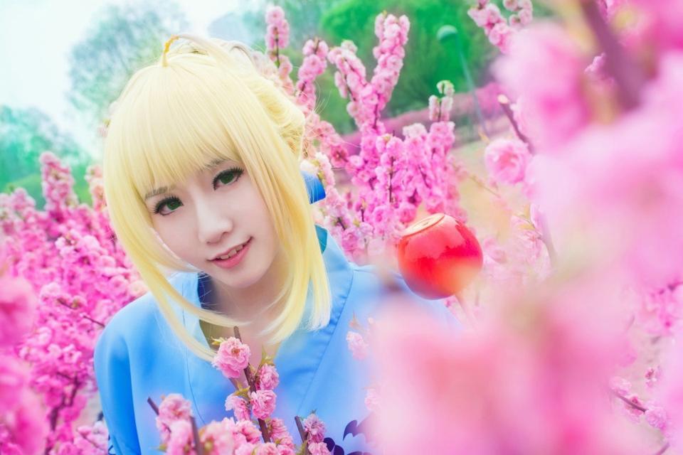 袭胸动态图 一女多男npl