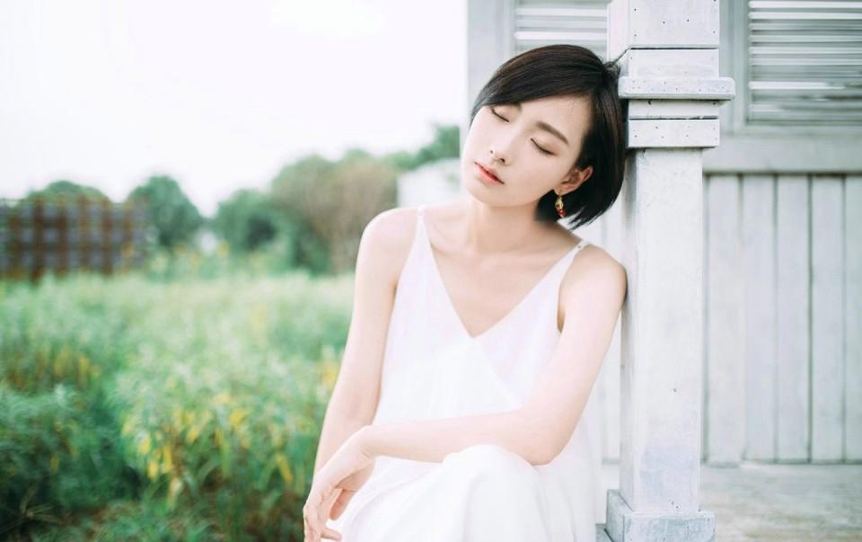 lulu 龟头顶在岳毌的大肥b下面