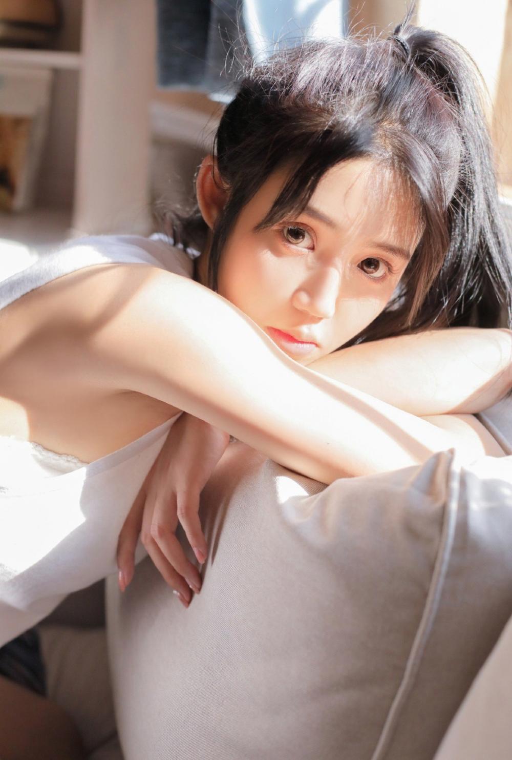 被粗暴扒开双腿猛进入，看着老公和女人开房激情
