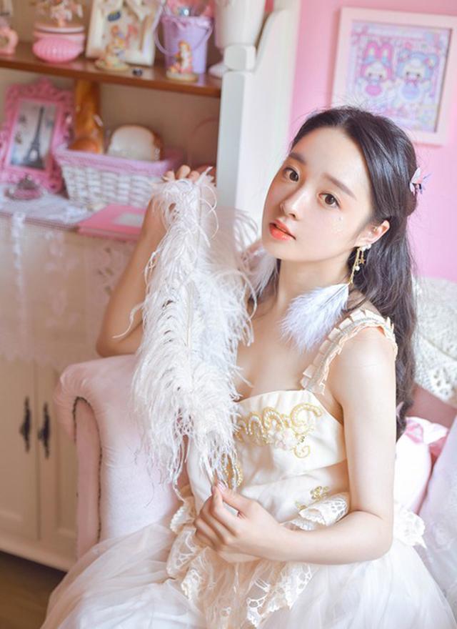 夜店“暖场女” 白天上课晚上陪酒