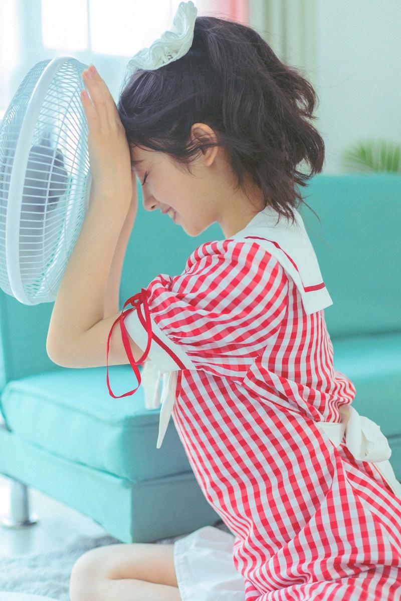 他的粗大在她下面进出，口述女孩成了老板的泄欲工具