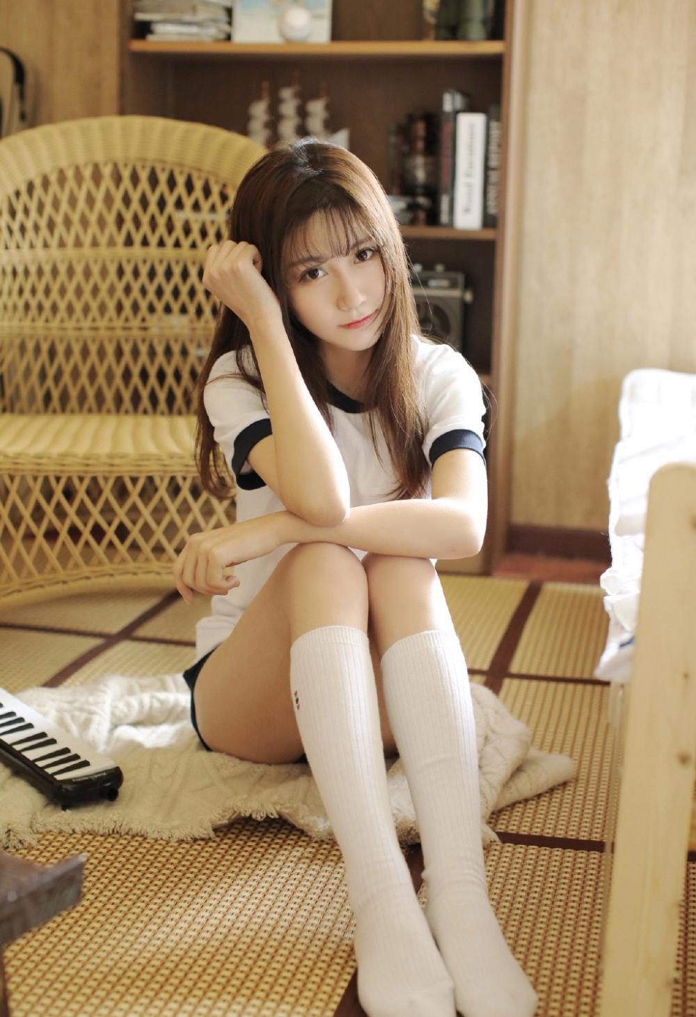 公公趁没人把我压在了他的身下