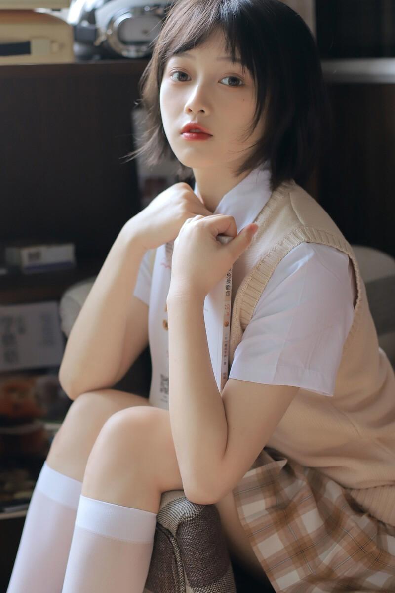 我与女老师的秘密 狭窄的出租屋里我们干得大汗淋漓