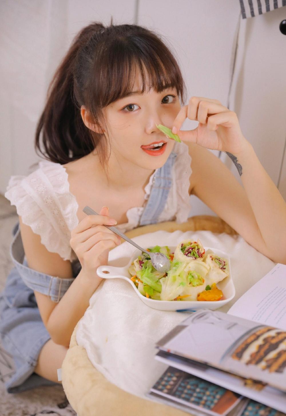 小说：在他的深吻下我的双腿开始酥麻...