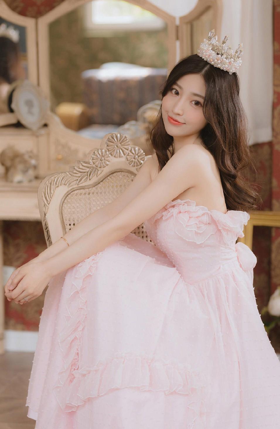 爱能让人骄傲如烈日，也能让你卑微如尘土。