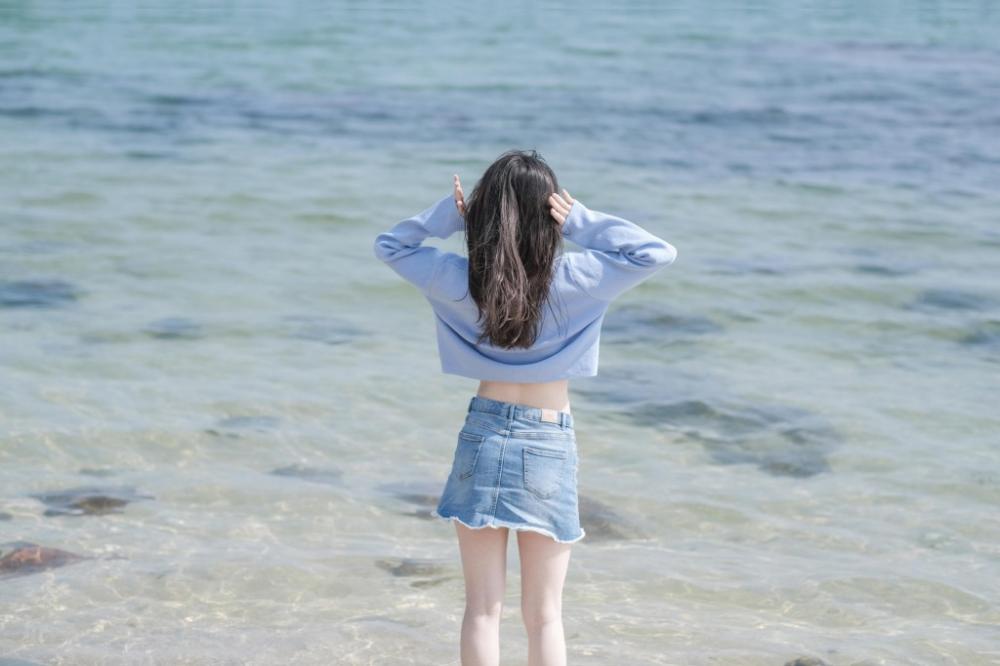 老公和美女用腿在桌下调情