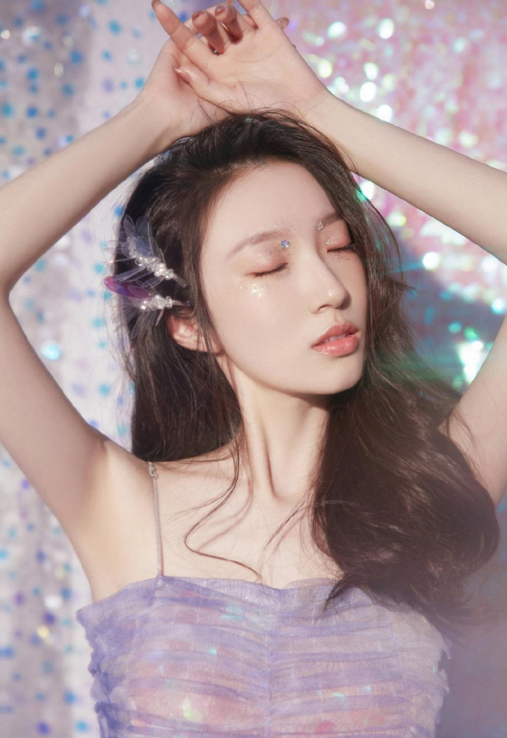 医生巨乳小说 对着镜子双腿张开 揉