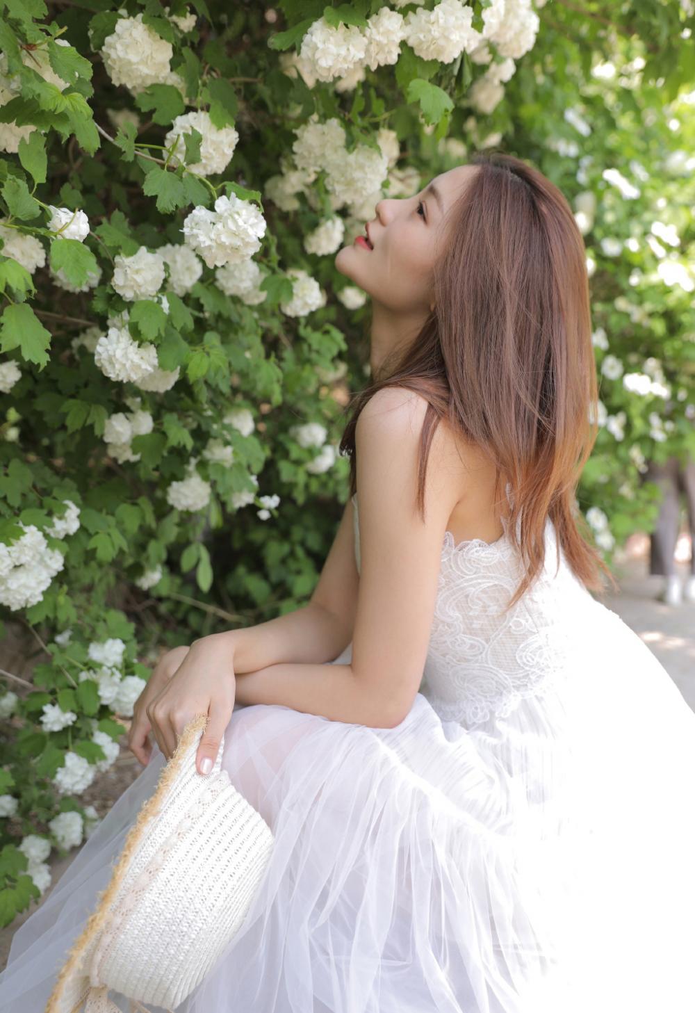 轮流进入湿润 我被三个男人轮流包养的经过