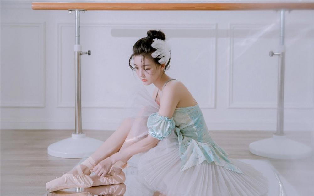 在厨房抱着边走边律动(又大又肥硕的奶头小说)贴身催乳师 被各种