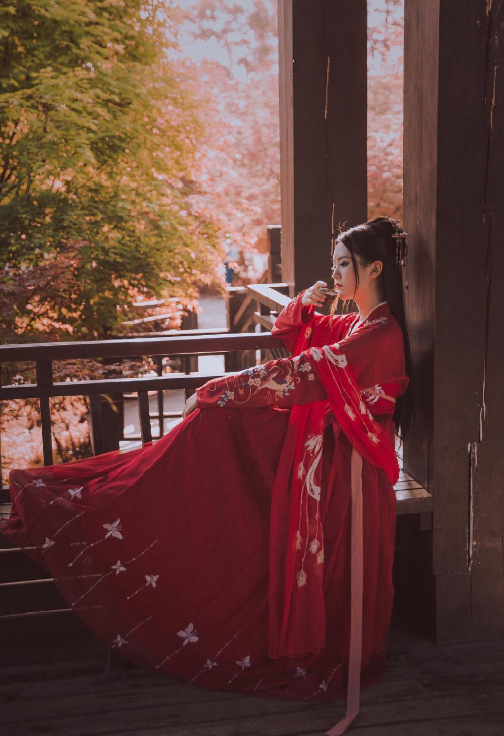 杨幂现身公益活动身材纤瘦 曝女儿心脏偏小