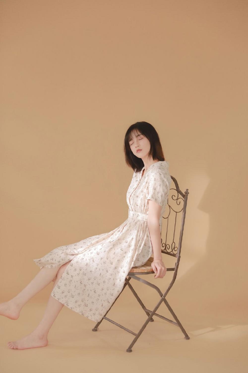我将失足妇女骗进到小树林里.....