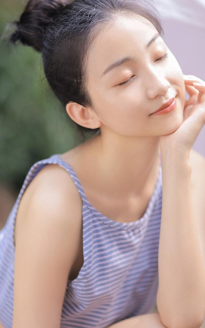 哦嗯好粗嗯啊再深点 把她放在钢琴上分开腿 舅舅威猛那里好大