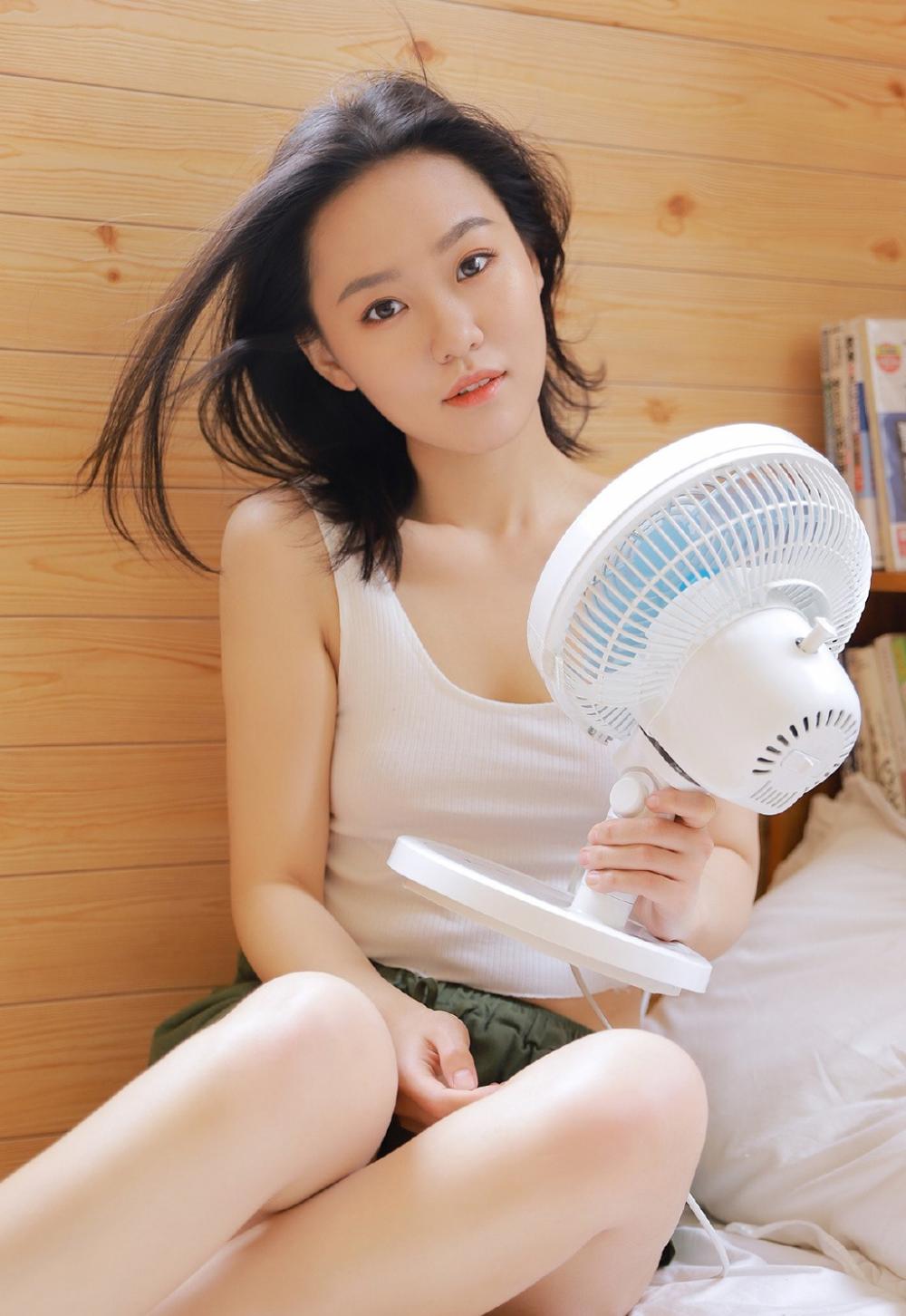 我被好色男友当别人面做我，男友压着有节奏地一次次顶我
