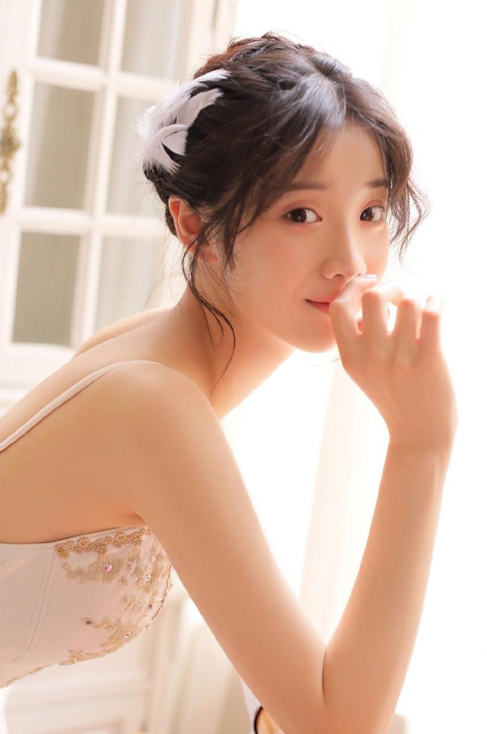 美女校花把我夹得好爽，我和校花一起喘息沉沦