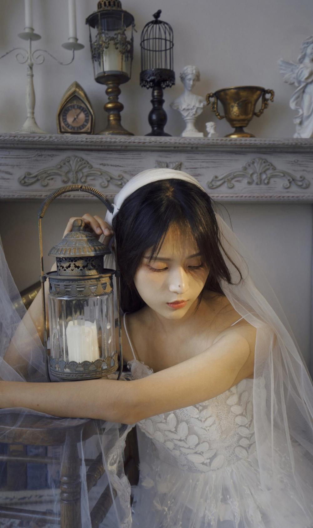 父亲开了两个女儿的包，父亲在晚上同时开了两个女儿的包