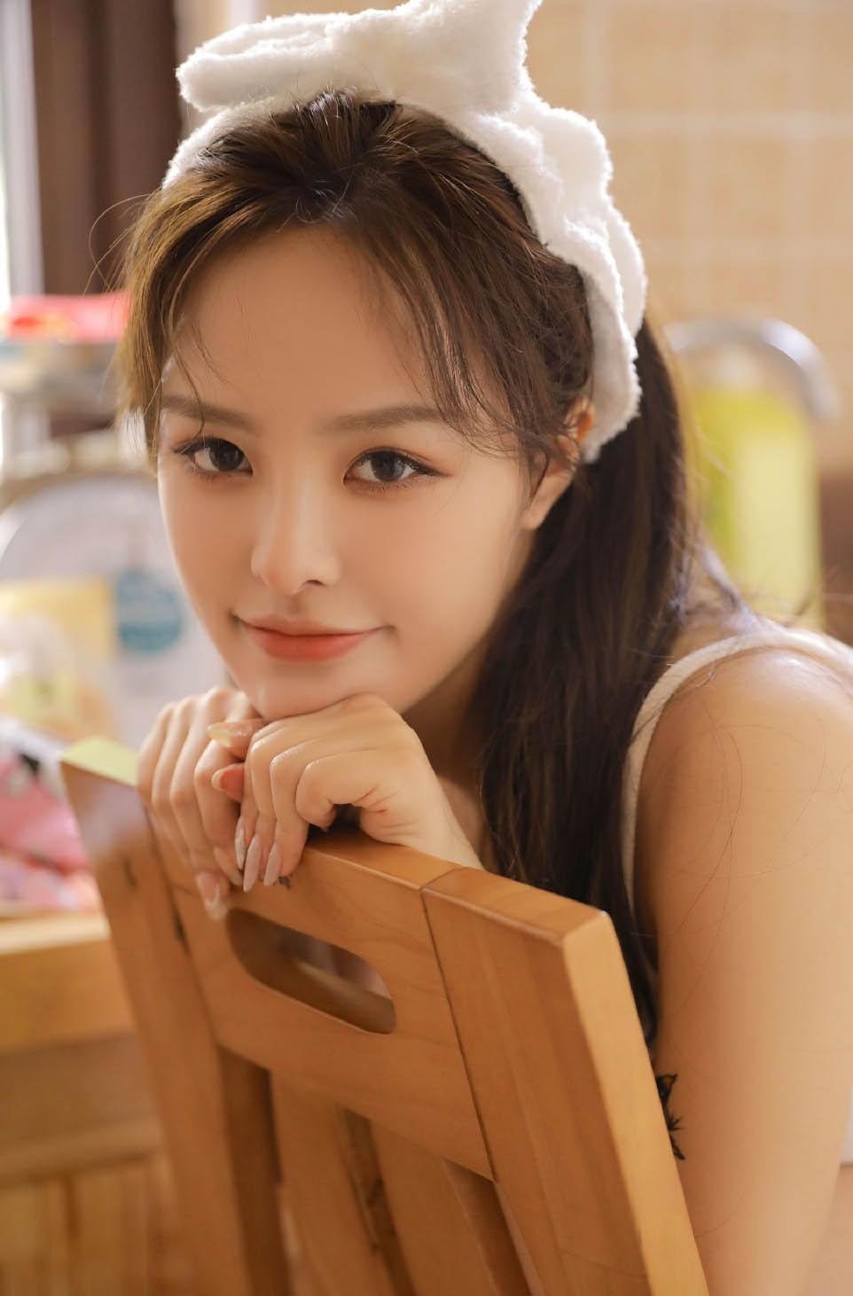 汤芳全婐艺术照欣赏 汤芳与同时代的汤加丽相比更加大胆