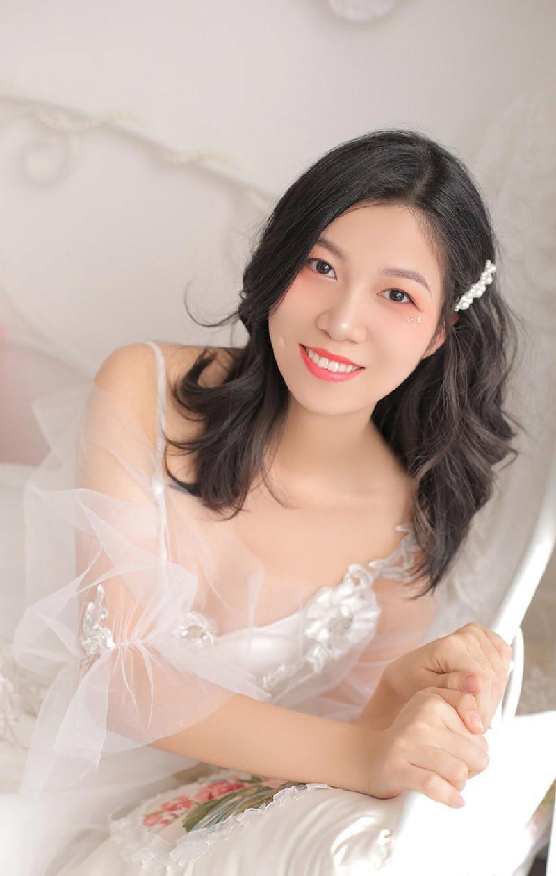 天真男保安被妩媚少妇诱惑玩弄