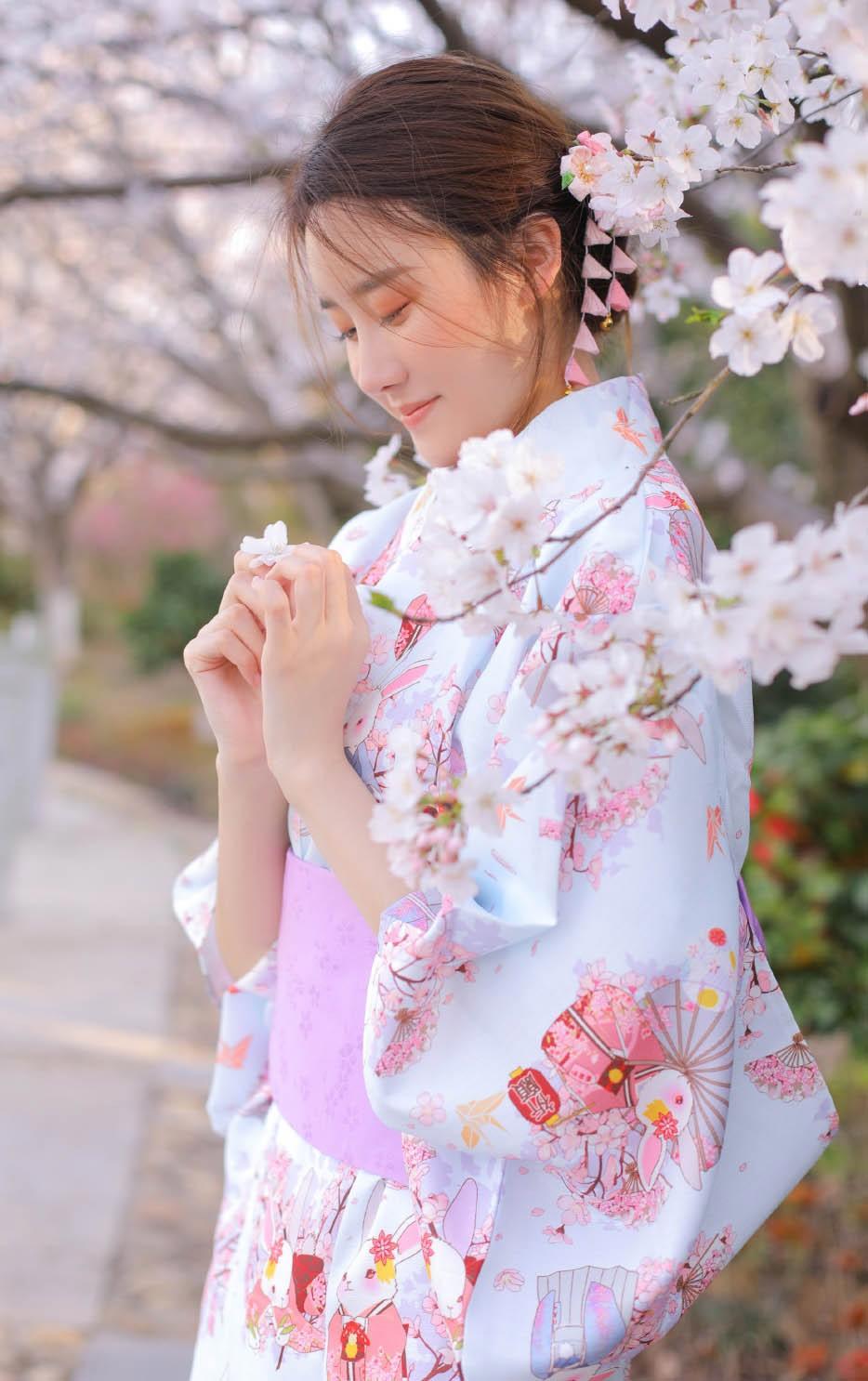 野山沟里的村庄 女教师被痴汉用油条无情怼入