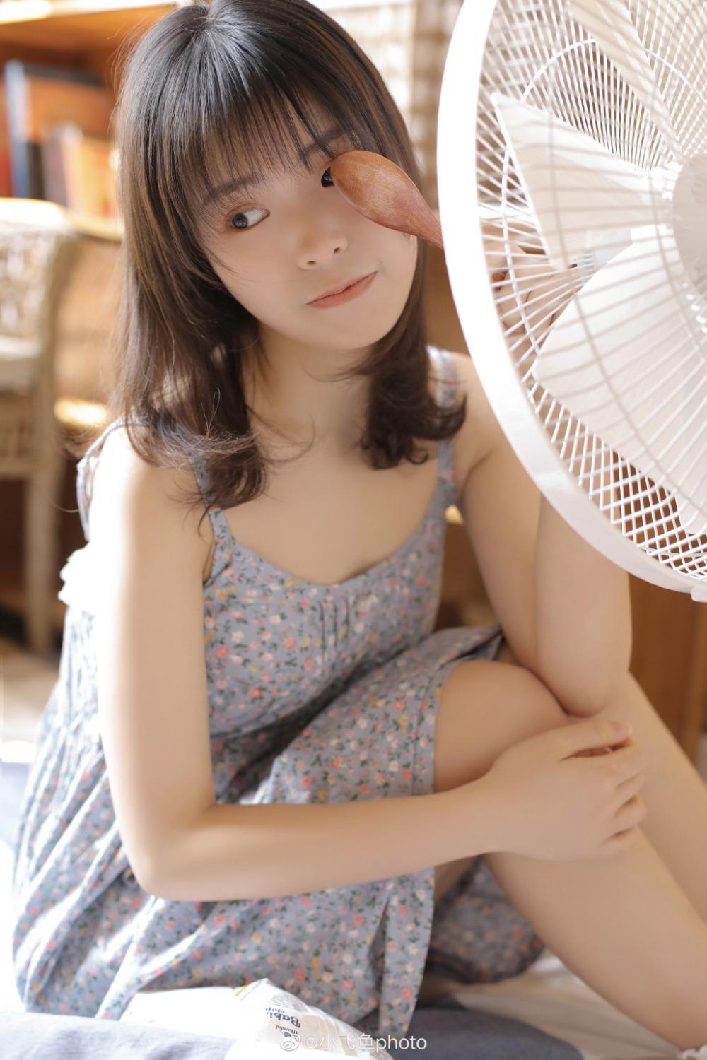 她诱人的胸部和丰满的屁股，好想上去狠狠地摸一把的冲动……