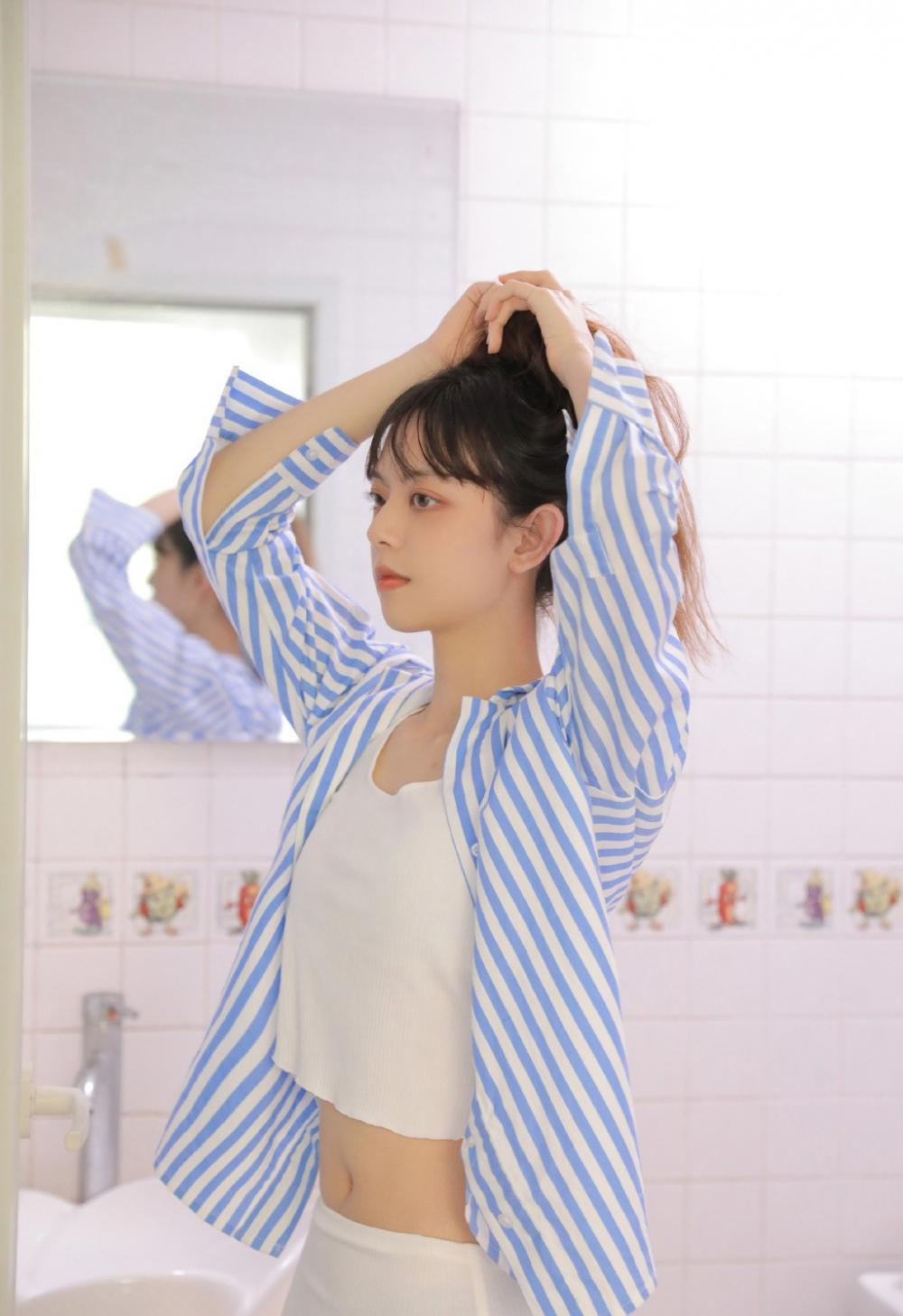 父皇皇兄们不儿好痛 我女朋友被8个男人轮插了 船夫和三个女儿