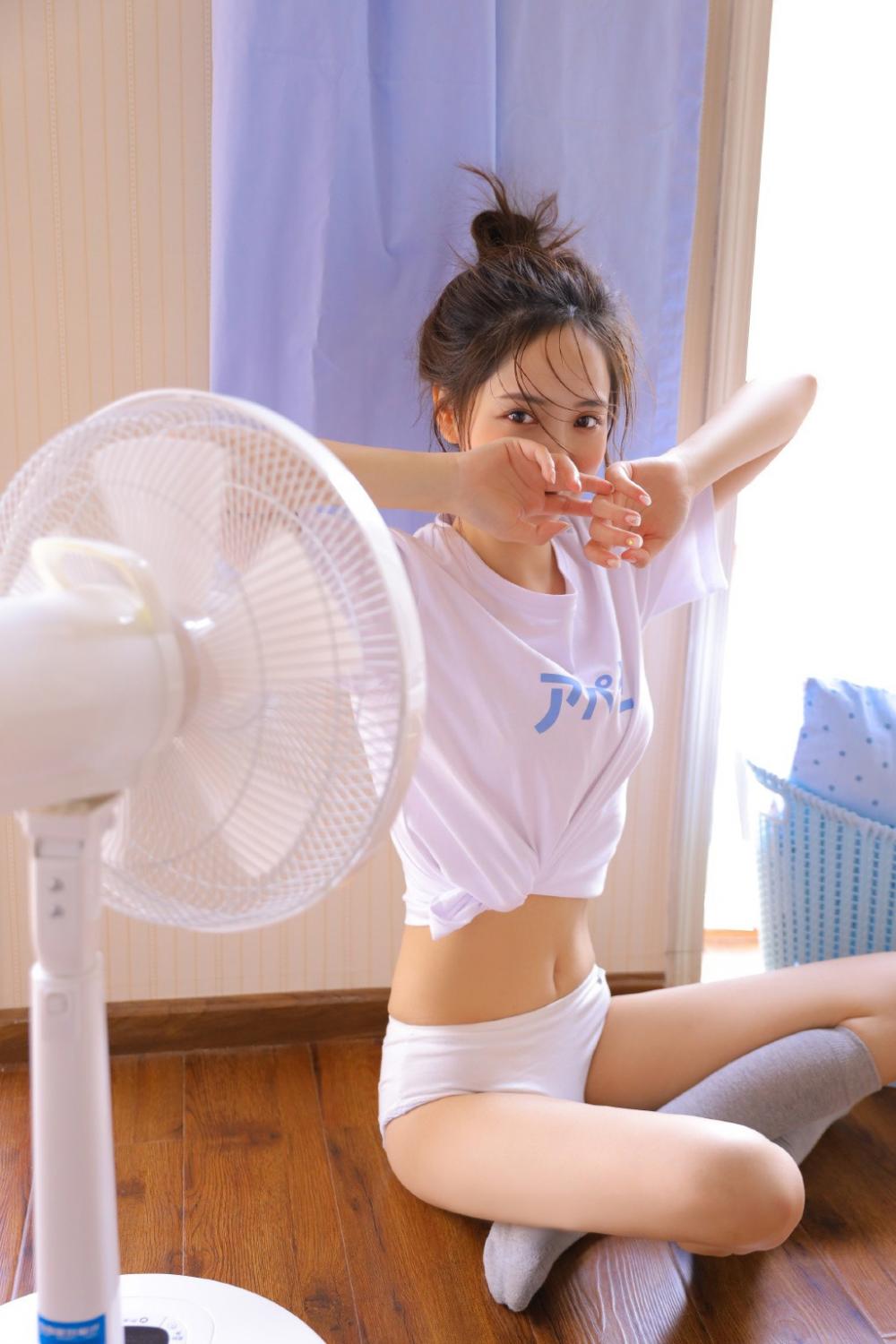 比较色的小说 美女脱下内衣给男人随处摸