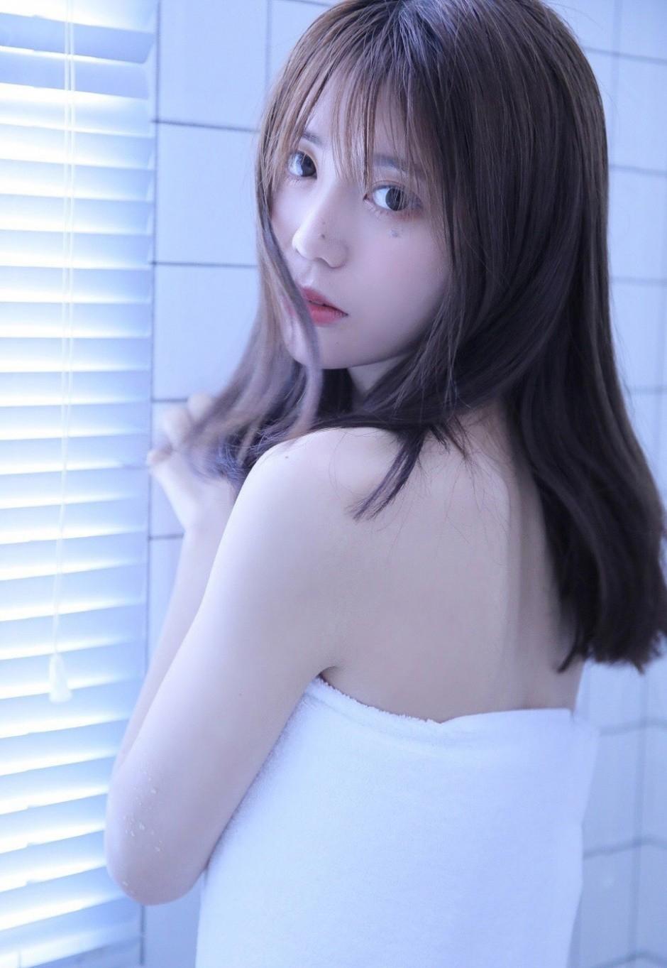 那个穿着长衫走过夏天的女孩