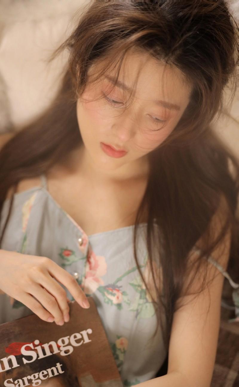 操骚妇的嫩b真舒服 被按在车上操的美女 公公大肉棒摇摇床